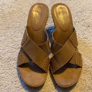 𝅺AEROSOLES comfort brown heeled sandals; size 9